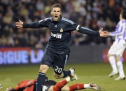 开云下载-孤鹰展翅破坚城，詹姆斯关键一击定江山，老鹰主场击溃尼克斯