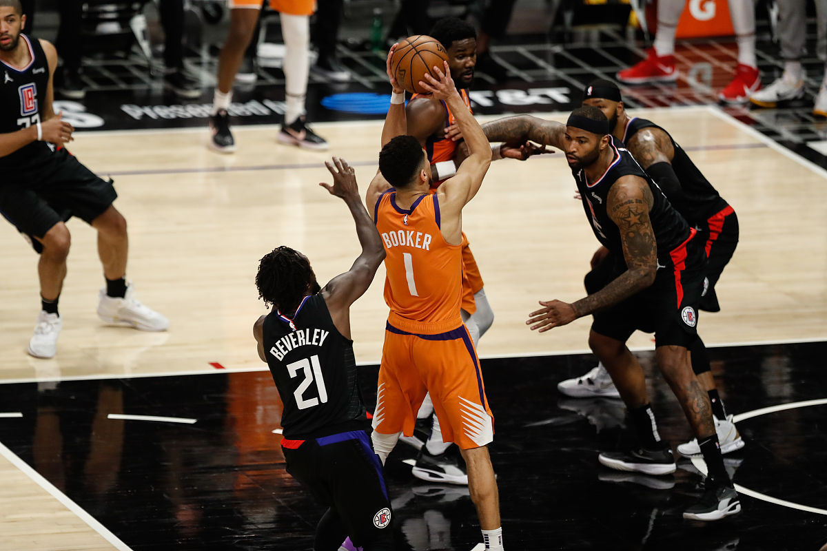 美国男篮鏖战勇士，浓眉三分雨点燃全场的简单介绍