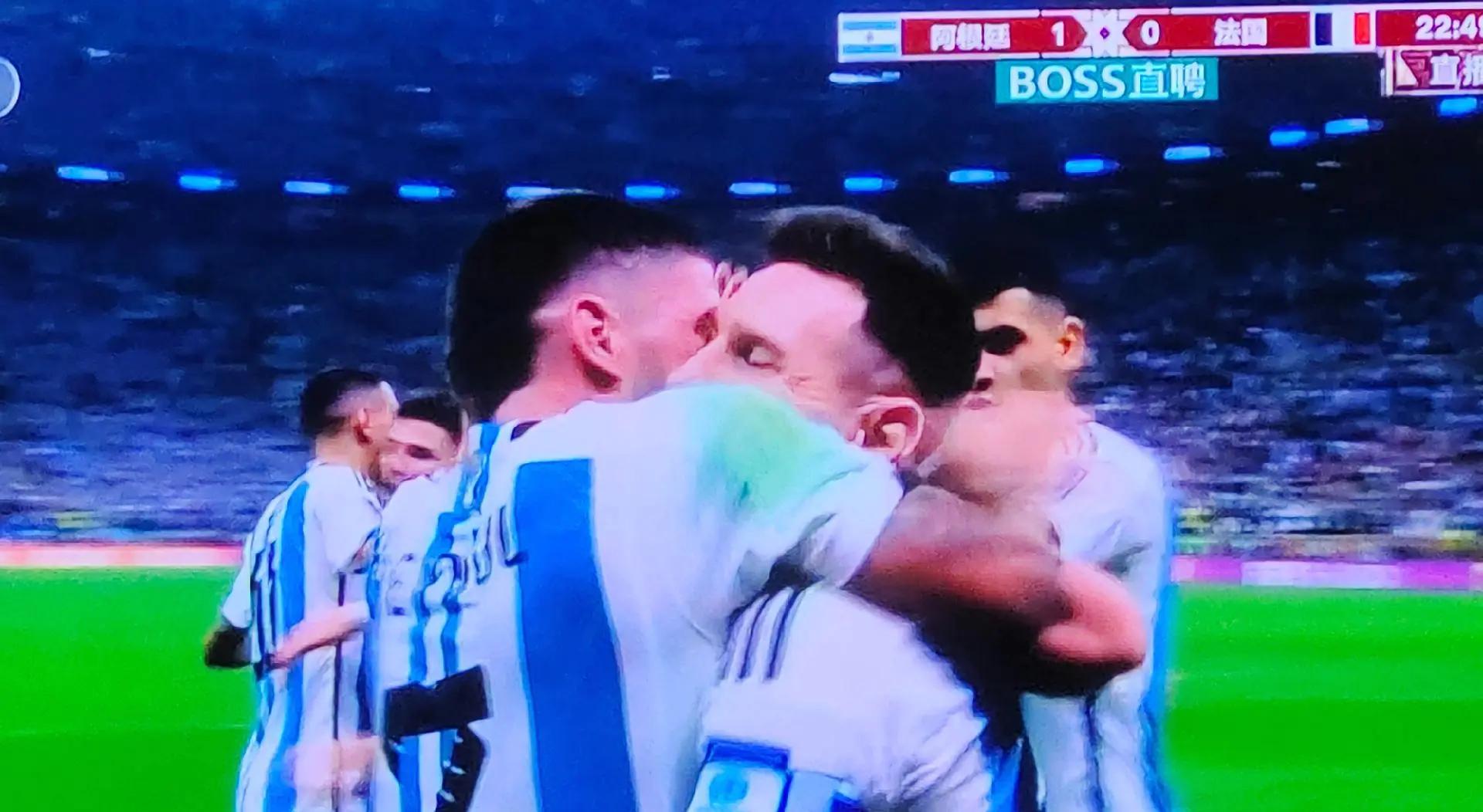 包含荷兰碾压加拿大，梅西统治全场的词条