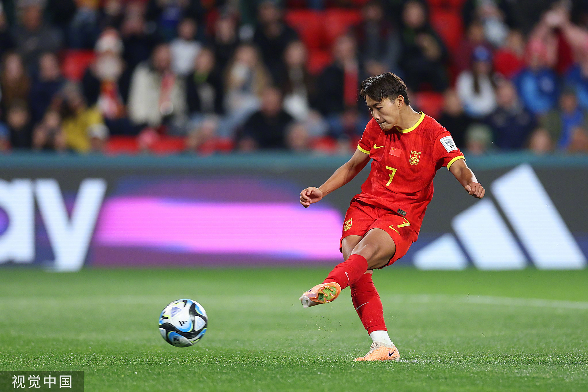 中国女足选手在国际足球赛事中亮眼表现的简单介绍