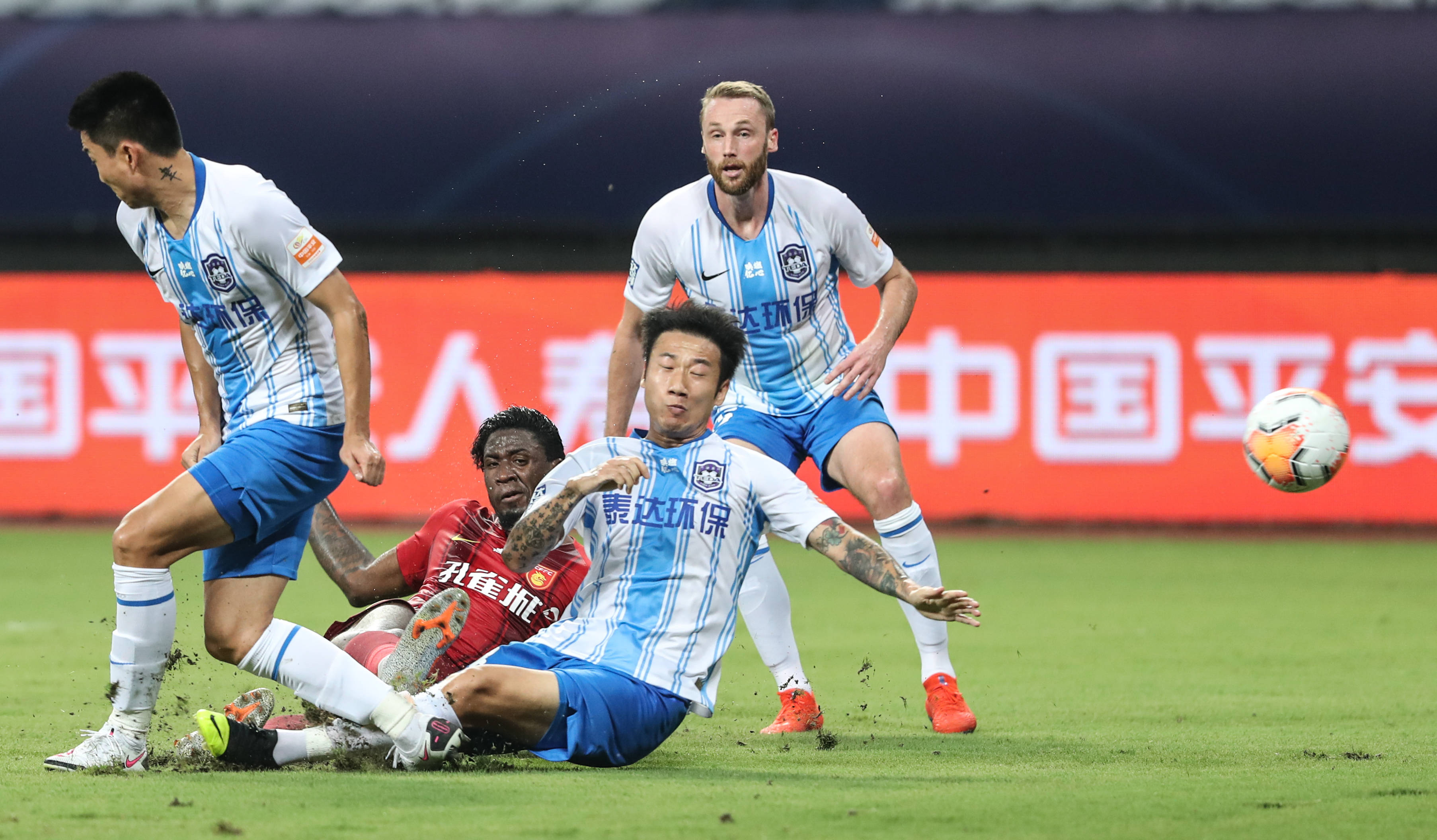 天津泰达客场大胜，抢得积分宝座的简单介绍