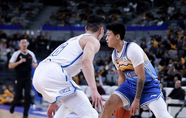 包含新疆男篮战优势明显，轻松击败对手的词条